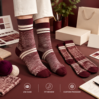 Chaussettes d'événement fantaisie à motif géométrique mascotte, en coton et élasthanne, couleur bordeaux et crème, avec motif artistique répétitif tricoté