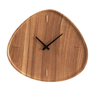 Horloge murale triangulaire en bois avec marqueurs sculptés minimalistes, décoration rustique moderne pour salon, bureau et intérieurs élégants - Product Image 1
