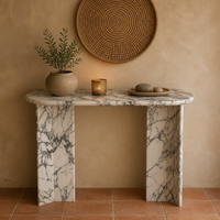 Table console contemporaine sur mesure en marbre blanc Arabescato, plateau semi-ovale en pierre, pieds en dalle, pour entrée, appartement, villa, hôtel