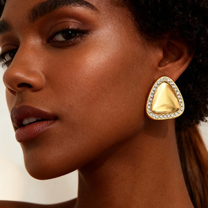 Boucles d'oreilles clous géométriques triangulaires plaquées or 18 carats avec serti clos, pour usage quotidien - Product Image 1