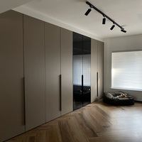 Armoire de chambre à coucher moderne sur mesure avec bureau intégré, design en bois écologique pour une utilisation efficace de l'espace