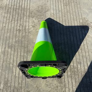 Şehir Yollarında Güvenlik İçin Esnek Yeşil PVC Enjeksiyon Kalıplı Trafik Konisi 70cm - Product Image 2
