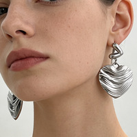 Boucles d'oreilles en acier inoxydable martelé en forme de cœur, style européen et américain, minimalistes, de niche, luxe léger, bijoux en titane pour femmes