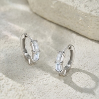 Boucles d'oreilles créoles en argent sterling 925 avec moissanite taille émeraude pour femme, boucles d'oreilles huggie octogonales à 3 pierres en moissanite couleur D VVS1
