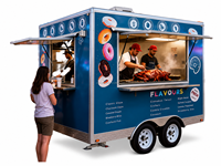 Remorque de restauration mobile à double essieu avec grandes fenêtres de service pour la vente de barbecue, de restauration rapide et les événements festifs