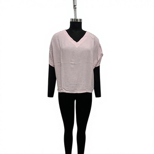 Blusa holgada con cuello en V de color rosa liso para mujer, top informal de verano de manga corta - Product Image 1