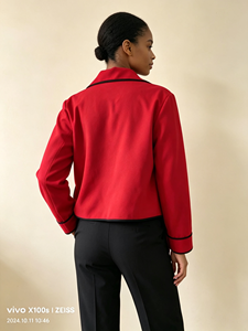 Veste blazer rouge pour femme avec bordure noire, revers cranté, simple boutonnage, manches longues, élégante, pour le bureau ou les affaires - Product Image 3