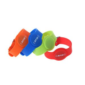 Bracelets RFID NFC en silicone pour adultes, adolescents et enfants, LF 125 kHz / HF 13,56 MHz, avec couleurs blanc, noir, rose, rouge, bleu et arc-en-ciel - Product Image 4