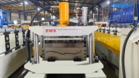 Machine de formage de panneaux de profilés métalliques pour tuiles à lamelles architecturales avec moteur à engrenages