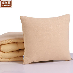 Manta Cojín Yi Si Dan, Color Beige y Rojo, de Algodón, Plegable, Bordada, para Usar como Manta - Product Image 4