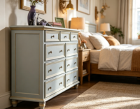 Commode traditionnelle en bois massif bleu clair à 10 tiroirs avec garniture et boutons dorés, multi-usages pour le rangement de la chambre