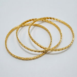 Set di Bracciali Geometrici Trendy a 3 Strati con Motivo a Chiave Greca Classica, Placcati in Oro per Donne - Product Image 4