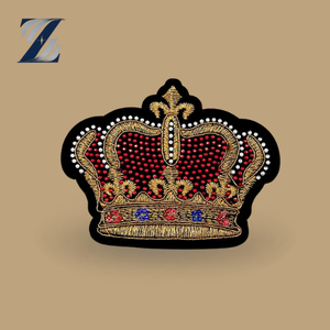 Di lusso eco-friendly oro corona nera ricamata Patch cuore/disegni di fiori su misura spilla in tessuto per cappelli giacche - Product Image 1