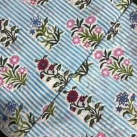 Kain Katun Bernapas Motif Kotak-Kotak Biru Langit dan Cetak Tangan Bunga Multi-Warna untuk Kemeja dan Gaun Pria dan Wanita