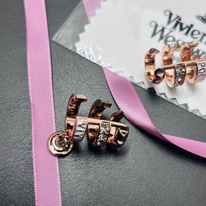 Boucles d'oreilles manchette en C à trois couches Empress Dowager Vivienne, style luxe léger, avec rivets diamantés et lettre Saturne, bijoux pour femme - Product Image 3