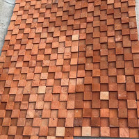 Mosaïque de carreaux en brique rouge texturée, plaquettes de brique rouge artistiques en relief avec support en maille, format carré petit