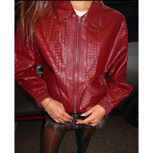 Chaqueta de Cuero PU Roja Personalizada 2026 para Mujer, Estilo Bomber Acolchada con Cierre, Chaqueta de Invierno Estilo Y2K, Manga Larga, Tejido Entrecruzado - Product Image 6