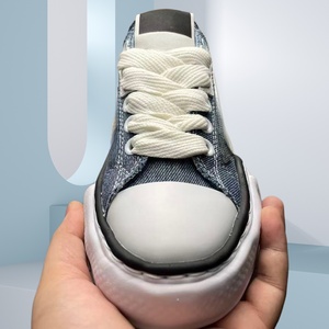 รองเท้ากีฬาดีไซน์เนอร์ที่ทันสมัย สวมใส่สบาย และระบายอากาศได้ดี ดีไซน์ผ้าเดนิม รองเท้าส้นตึกสไตล์คลาสสิกของแบรนด์ - Product Image 6