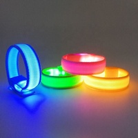 Bracelet LED multicolore en gros d'usine, logo personnalisé, batterie intelligente, bracelet lumineux en plastique, bracelet de poignet