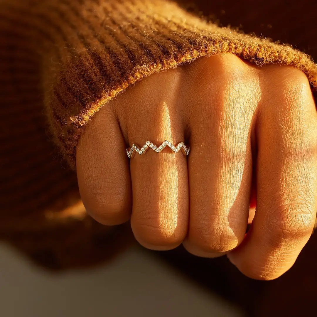 Anel com design caseiro para mulheres, mais novo anel em formato de v banhado em v, prata e ouro, estilo simples, onda, zircônia cúbica, para mulheres