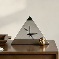 Horloge de bureau triangulaire moderne en acier inoxydable de style Art Déco avec aiguilles noires pour la décoration de la maison et du bureau
