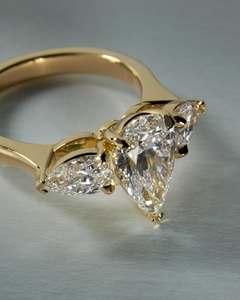 Bague de fiançailles moderne en or massif avec diamant de laboratoire taille brillant poire pour femme, sertie à griffes, bijou raffiné, cadeau idéal - Product Image 3