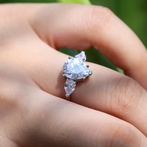 Anello di Moda con Zircone a Goccia, Elegante Gioiello di Fidanzamento per Donne, Design Moderno per Uso Quotidiano - Product Image 4