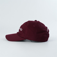 Op maat gemaakte geborduurde logo bordeaux pet met 6 panelen, bordeauxrode baseballcap, vintage wijnrode katoenen sportpet, gotische tennisclubpet