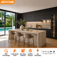 Cuisine moderne italienne entièrement personnalisée, minimaliste et luxueuse, avec placage bois et îlot en pierre frittée.