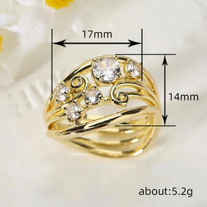 Anello da Cocktail Q912 in Oro Giallo con Moissanite, Taglio Brillante Rotondo, Montatura a Griffe, Design Floreale per Fidanzamento Femminile - Product Image 4