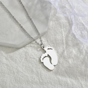 Pendentif pieds de bébé en acier inoxydable avec collier gravé plaqué or pour la fête des mères, mariage ou fête, idée cadeau - Product Image 5