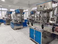Machine de remplissage entièrement automatique électrique à 4 têtes, contrôlée par PLC, haute précision, pour boissons, huiles, gels, vernis à ongles et thé, avec convoyeur