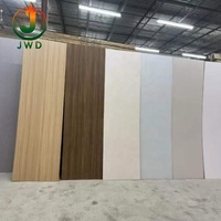 Panneaux muraux en PVC à effet bois, placage de charbon de bambou, panneaux décoratifs intérieurs en cristal de carbone