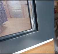 Fenêtre à battant en bois revêtue d'aluminium à double vitrage de style moderne Écrans invisibles résidentiels pour villas Persienne en alliage d'aluminium