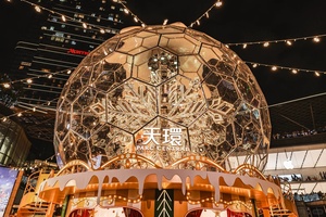 Esfera de Navidad Encantadora de Acero Inoxidable - Escultura de Luz de Bola de Cristal para el Vestíbulo de un Hotel de Lujo - Product Image 6