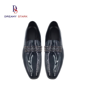 Chaussures pour hommes en cuir véritable brillant, à enfiler, texture luxueuse légère pour l'automne, rivets métalliques, logo personnalisé de haute qualité, originales - Product Image 5