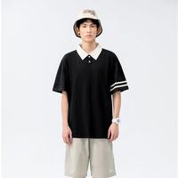 Polo de algodón 210G para hombre con cuello en contraste, mangas de dos rayas, corte holgado y estilo casual de verano.