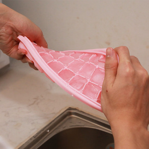 Bac à glaçons en silicone de qualité alimentaire pour un usage domestique, mini glaçons carrés pour les boissons glacées DIY - Product Image 4