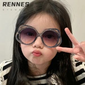 2025 pare-soleil extérieur pour enfants Y2K de haute qualité nouveau cadre rond UV400 avec fleurs creuses en matériau PC - Product Image 4