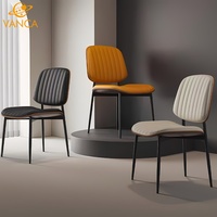 Chaise de salle à manger contemporaine rembourrée en cuir PU noir avec pieds en fer pour café, appartement, salon - Vente en gros