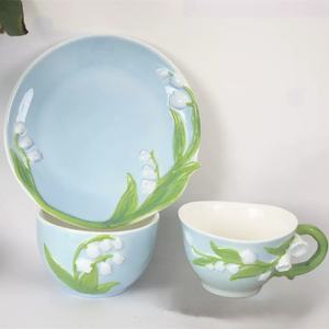 Juego de Taza y Platillo de Cerámica con Diseño de Orquídea en Relieve, Azul Claro, Hecho a Mano, Moderno y Sostenible - Product Image 1