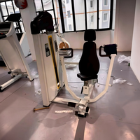Machine de musculation commerciale pour la musculation des pectoraux assis, équipement de fitness avec pile de poids, conçue pour cibler les muscles pectoraux.