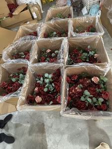 Bouquets de fleurs artificielles modernes et personnalisables en soie rouge foncé, roses, faites à la main, pour décoration de mariage et de remise de diplôme - Product Image 5