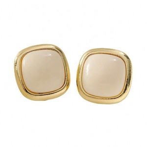 Boucles d'oreilles clous rétro en alliage de zinc plaqué or style perle pour femme, boucles d'oreilles Maillard en résine géométrique simple de qualité supérieure, style français - Product Image 5