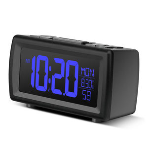 デュアルアラームデジタルFMラジオデスク & テーブルクロックUSB充電器付きモダンなデザインは、家庭用またはオフィス用の日付ウィークディスプレイをサポートします - Product Image 2