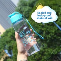 Vaso de Plástico PET de Gran Capacidad a Prueba de Fugas; Botella de Agua Deportiva Portátil para Exteriores con Pajita, Tapa Abatible y Correa de Transporte, Diseño Simple