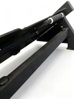 Prenez cette machine à squats robuste à double direction, équipement de gym doté d'un système de chargement de plaques fluide et de poignées multiples pour des pompes à jambes intensives.