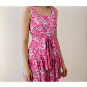 Robe mini sans manches à œillets floraux roses de qualité supérieure pour pique-niques, événements en plein air et mode urbaine, disponible à la vente - Product Image 1
