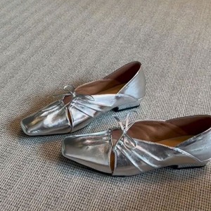 Chaussures plates d'été personnalisées avec logo, bout carré, plissées, style ballerine, talon plat, Mary Jane pour femmes, vente en gros - Product Image 5