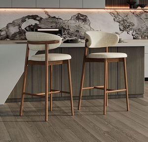 Stijlvolle, milieuvriendelijke, lichtgewicht barkruk van massief hout met gestoffeerde zitting en armleuningen, stevig ontwerp voor thuis, keuken, bar, café en restaurant. - Product Image 1